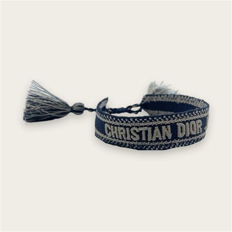 Il veste di lusso: il bracciale Christian Dior in stoffa .